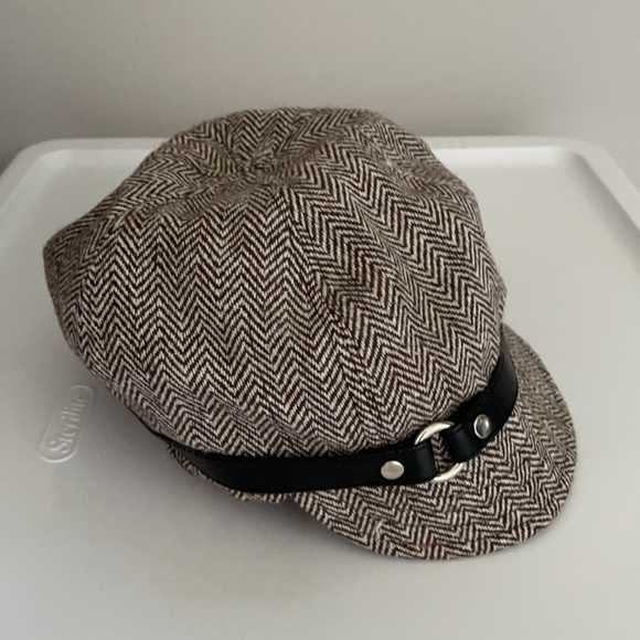 Bandolino fall hat with faux leather trim - Picture 1 of 3